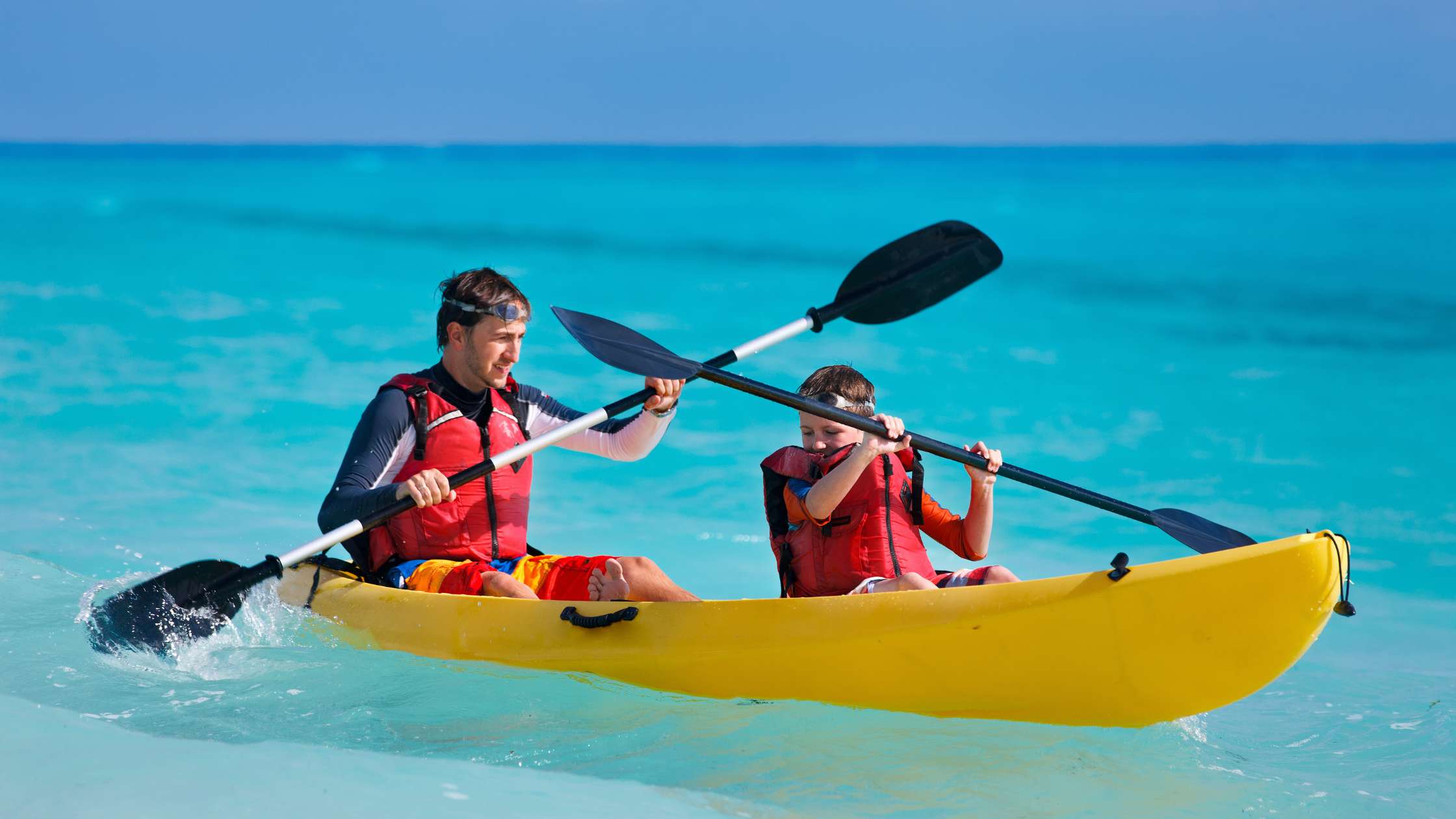 When you think about kayaking, you likely conjure up images of adventures filled with splashing, wild fun. But can you kayak if you can’t swim?